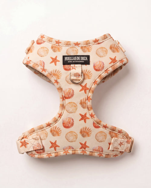 Arnés ajustable Premium para perros "Arena y Sal" - estampado de conchas y estrellas de mar coral sobre neopreno crema, herrajes dorados - Huellas de Ibiza