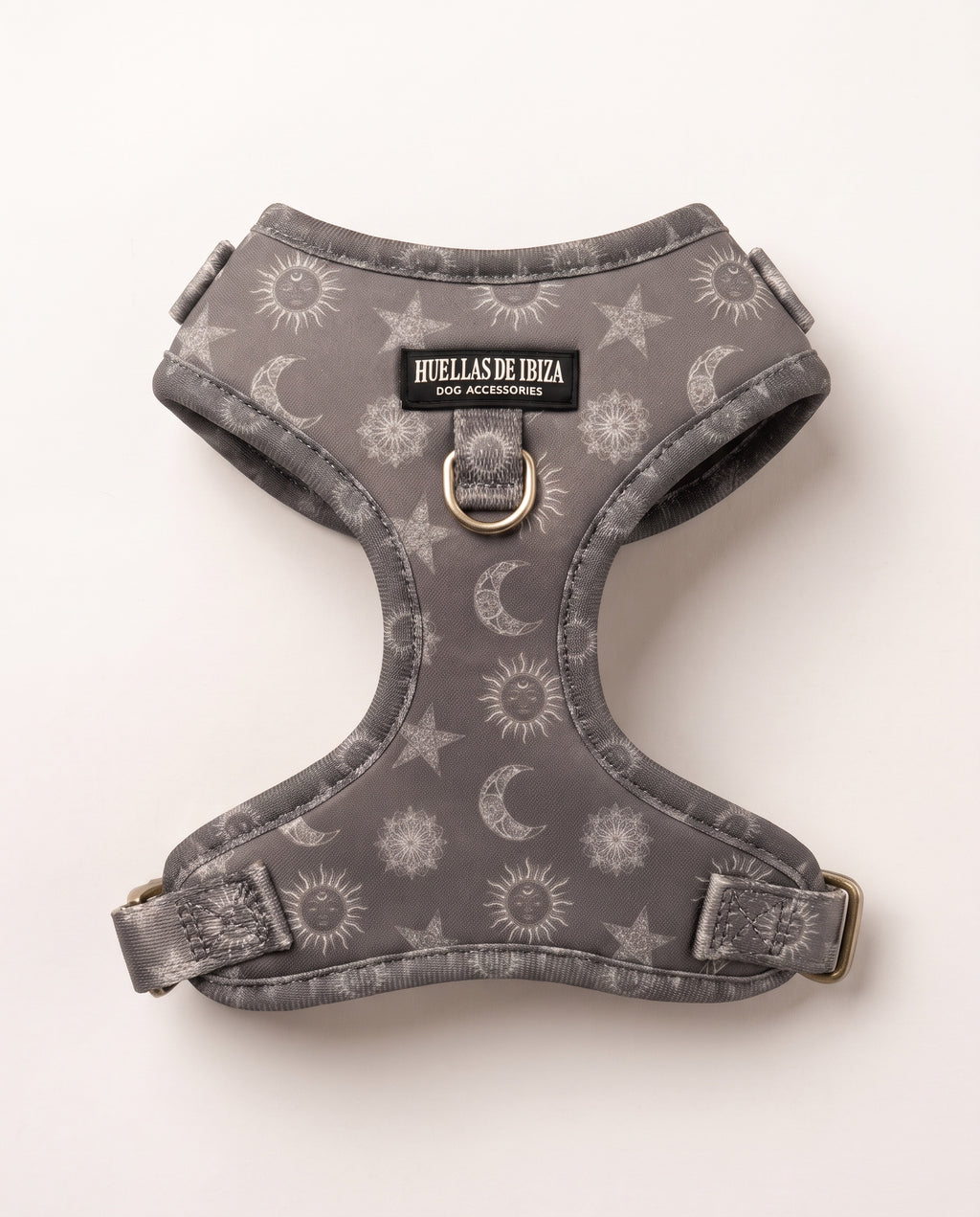 Arnés ajustable Premium para perros "Day&Night Ibiza" - estampado de soles, lunas y estrellas sobre neopreno gris, herrajes dorados - Huellas de Ibiza
