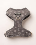 Arnés ajustable Premium para perros "Day&Night Ibiza" - estampado de soles, lunas y estrellas sobre neopreno gris, herrajes dorados - Huellas de Ibiza
