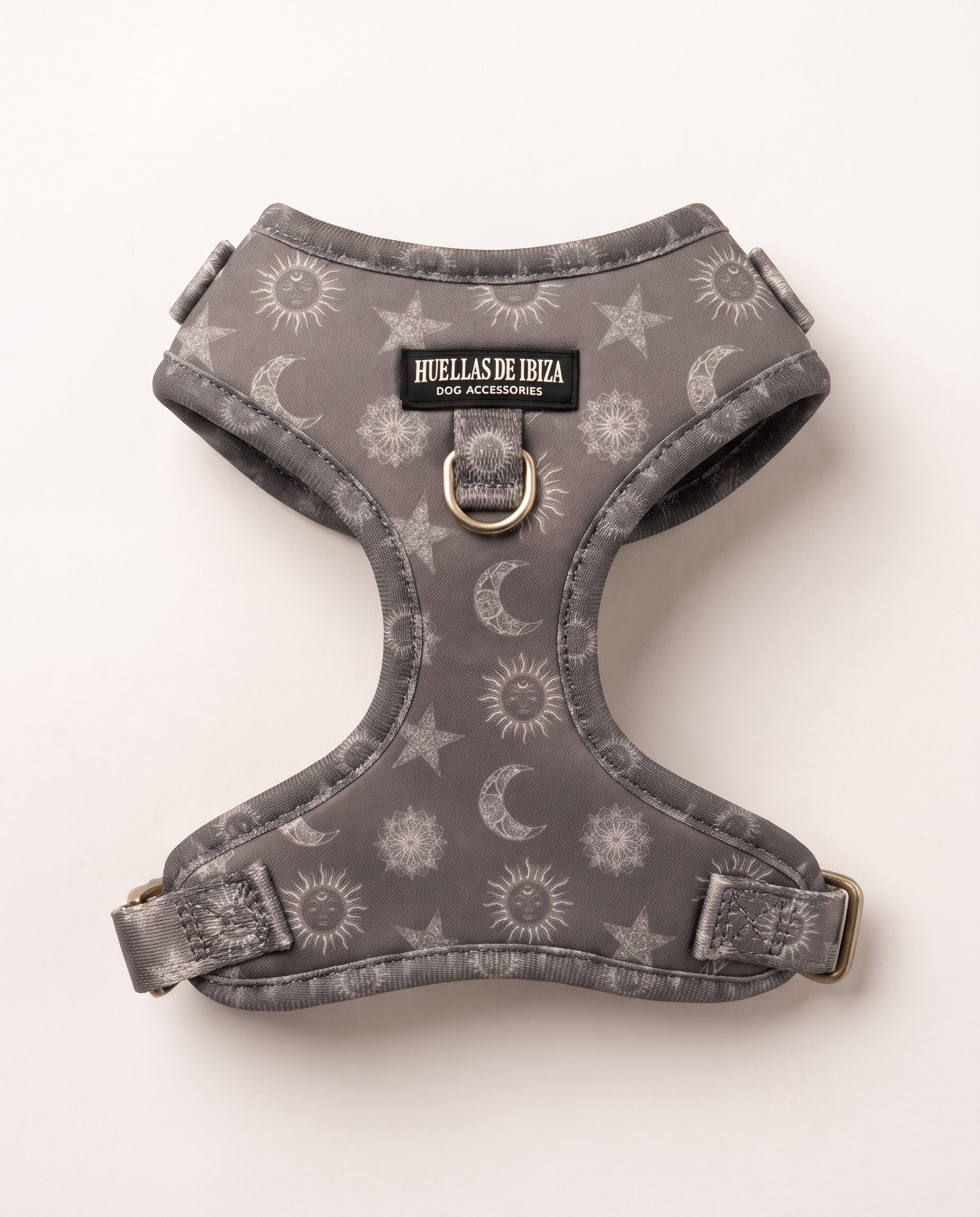 Arnés ajustable Premium para perros "Day&Night Ibiza" - estampado de soles, lunas y estrellas sobre neopreno gris, herrajes dorados - Huellas de Ibiza