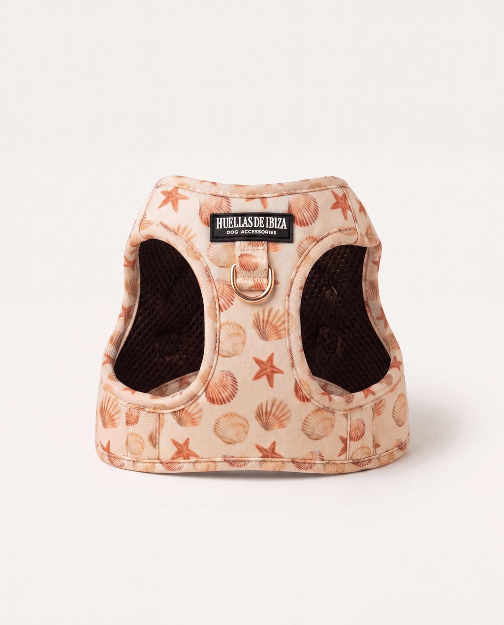 Arnés body Premium para perros "Arena y Sal" - estampado de conchas y estrellas de mar coral sobre neopreno crema, forro de malla, herrajes dorados - Huellas de Ibiza