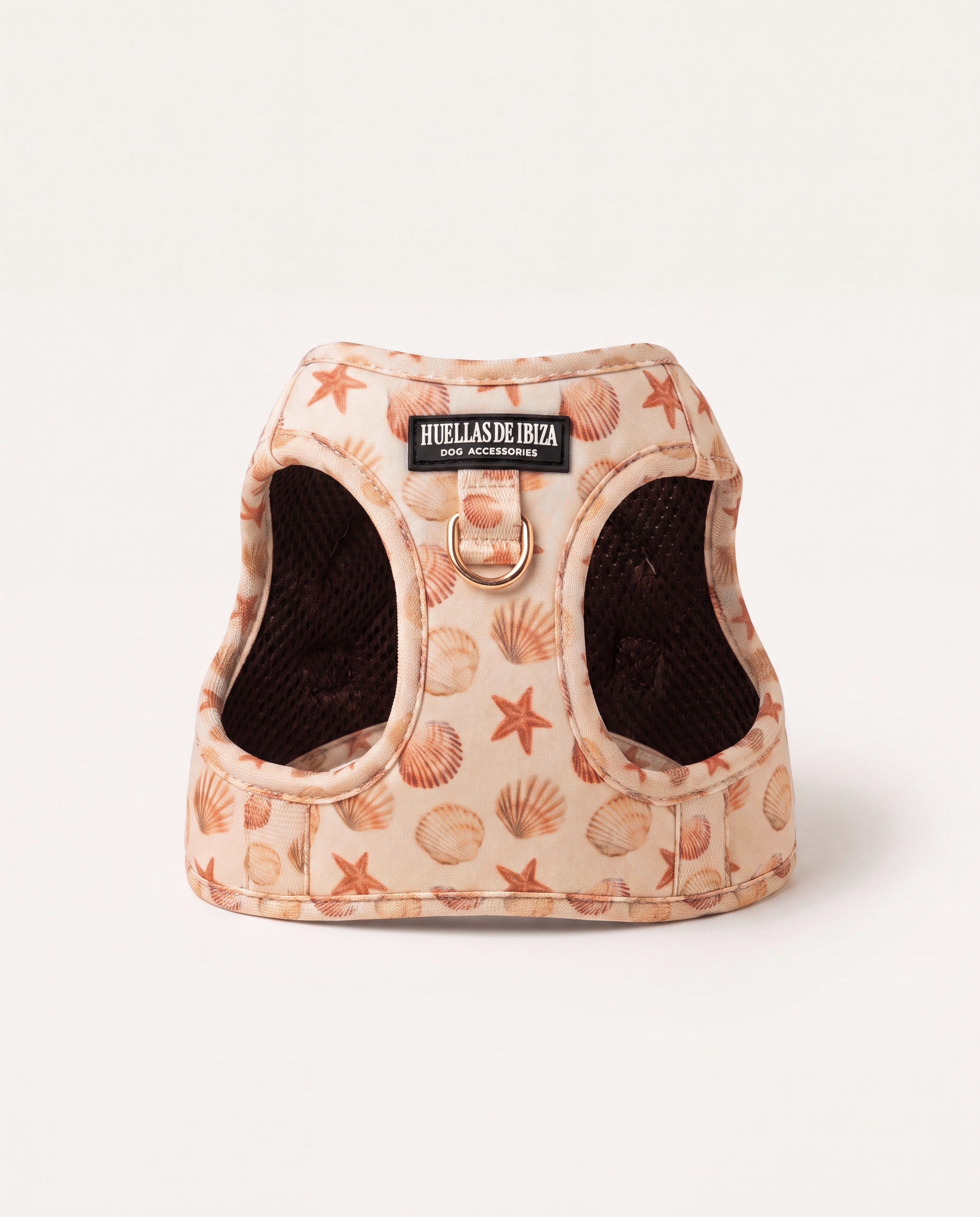 Arnés body Premium para perros "Arena y Sal" - estampado de conchas y estrellas de mar coral sobre neopreno crema, forro de malla, herrajes dorados - Huellas de Ibiza