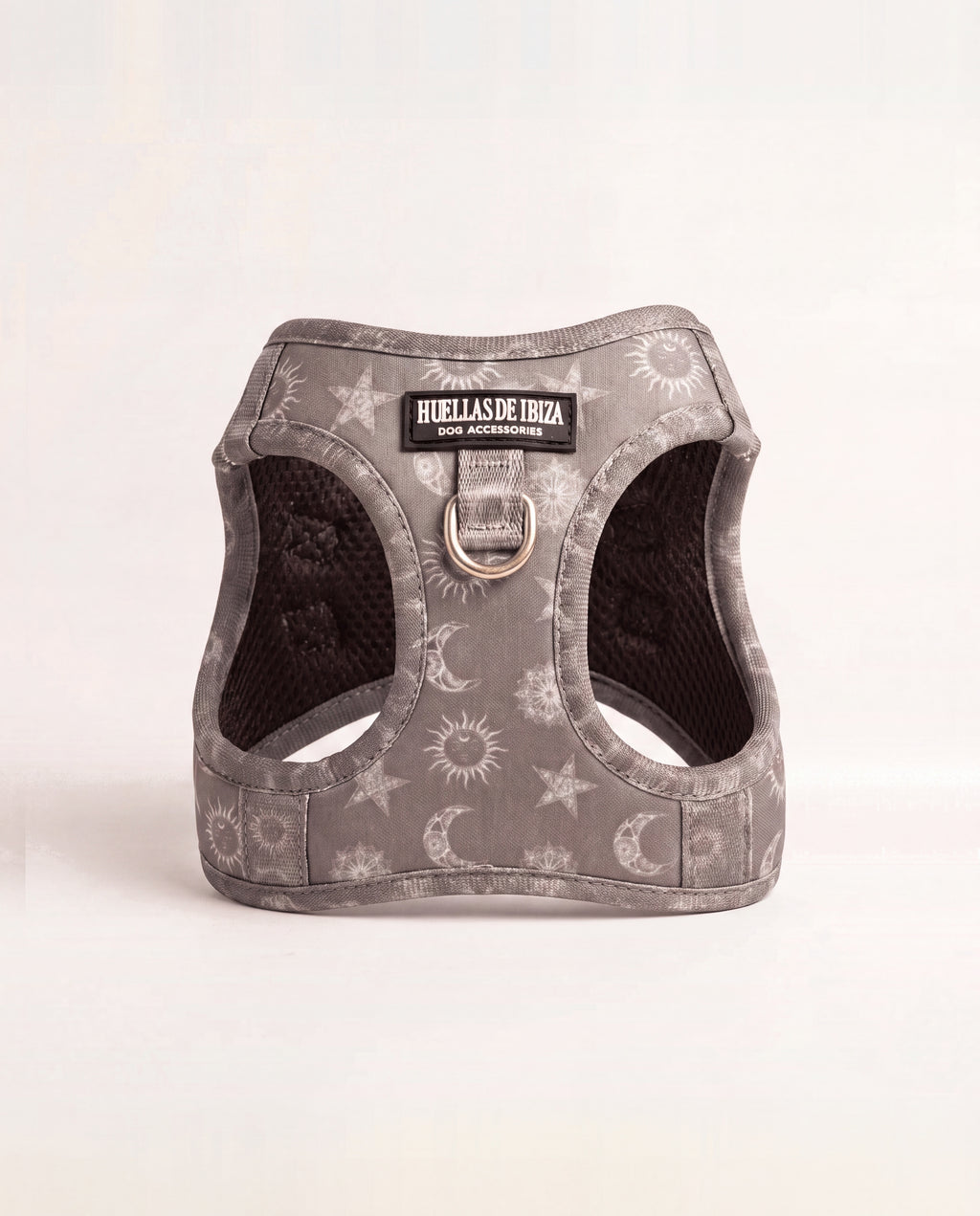 Arnés body Premium para perros "Day & Night Ibiza" - estampado de soles, lunas y estrellas sobre neopreno gris, forro de malla, herrajes dorados - Huellas de Ibiza