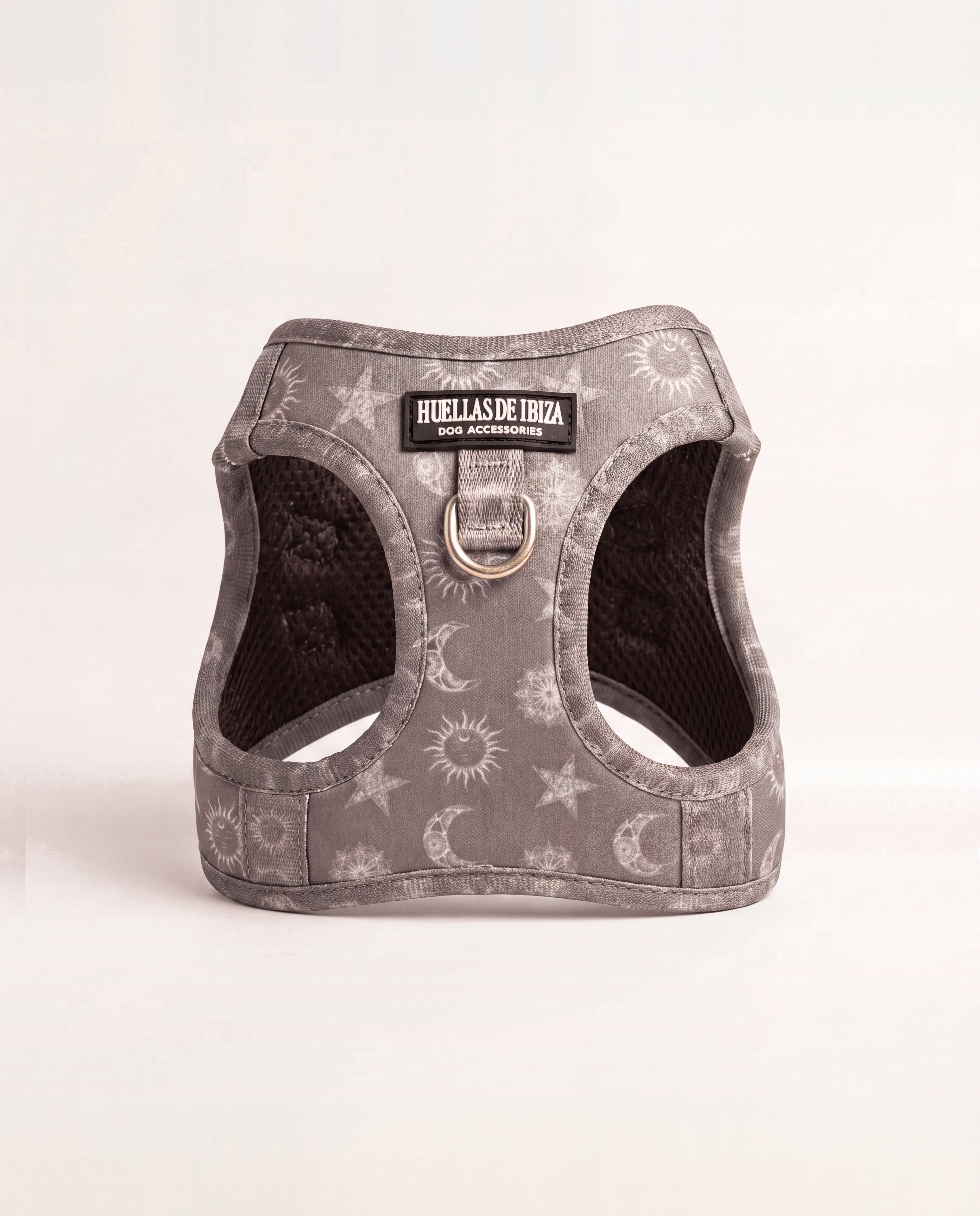 Arnés body Premium para perros "Day & Night Ibiza" - estampado de soles, lunas y estrellas sobre neopreno gris, forro de malla, herrajes dorados - Huellas de Ibiza