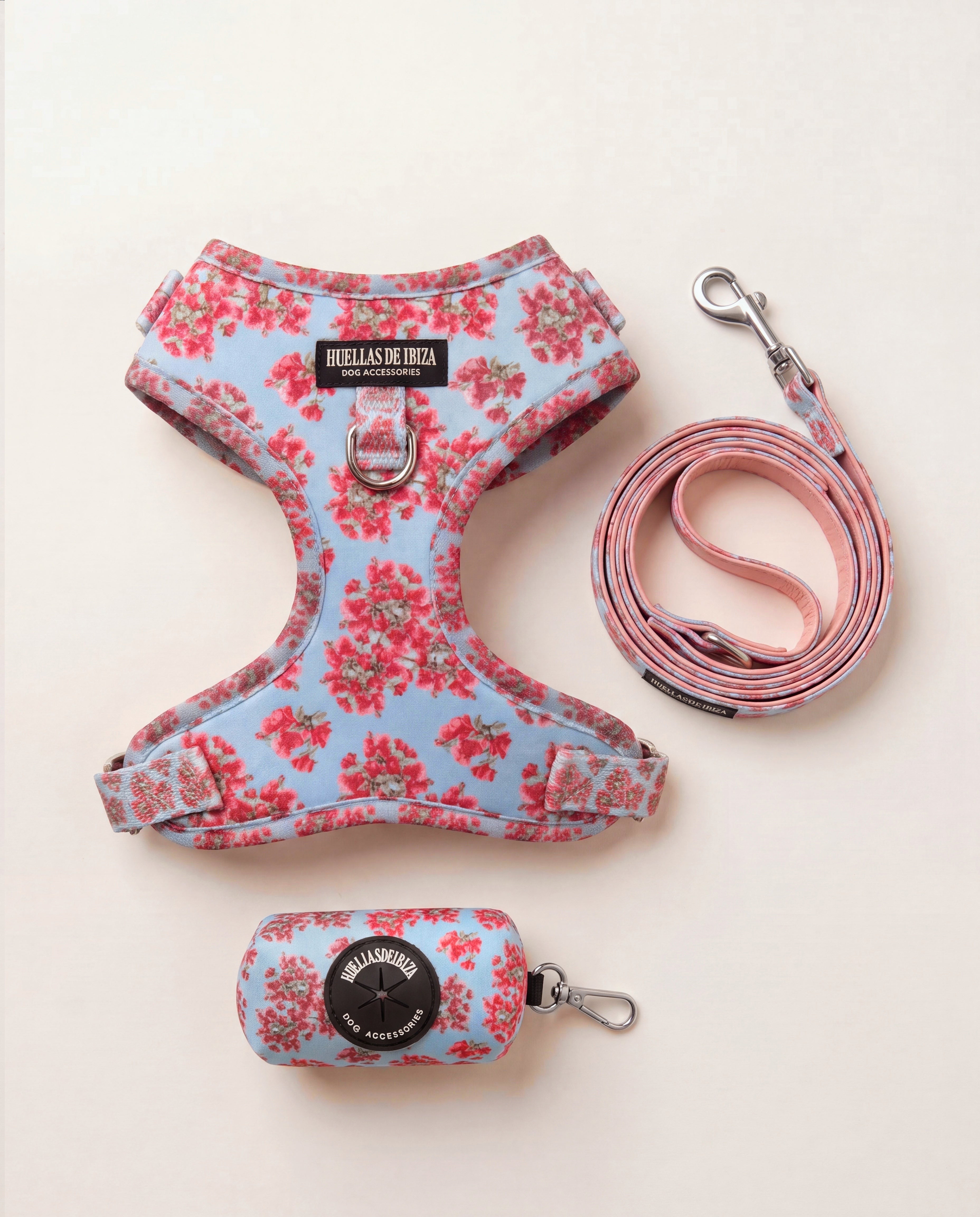 Set de paseo "Buganvillas de Ibiza" - arnés ajustable, correa de 1,5 m y porta bolsas a juego, estampado de buganvillas fucsia sobre azul cielo, herrajes plata - Huellas de Ibiza